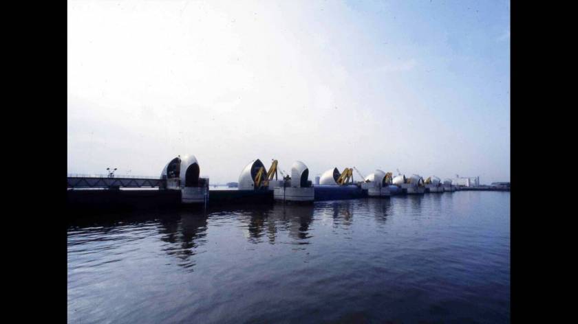 1984
Η τελευταία δοκιμή για το καινουργιο τεράστιο αντιπλημμυρικό φράγμα του Τάμεση, που θα μπει σύντομα σε λειτουργία.