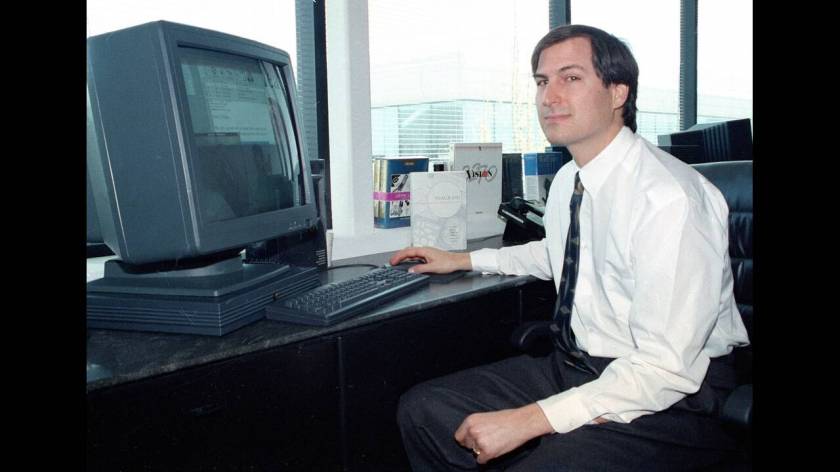 1991
Ο Στιβ Τζομπς της εταιρείας NeXT Computer Inc., παρουσιάζει το νέο του δημιούργημα, τον έγχρωμο υπολογιστή NeXTstation, στο Redwood City, της Καλιφόρνια.