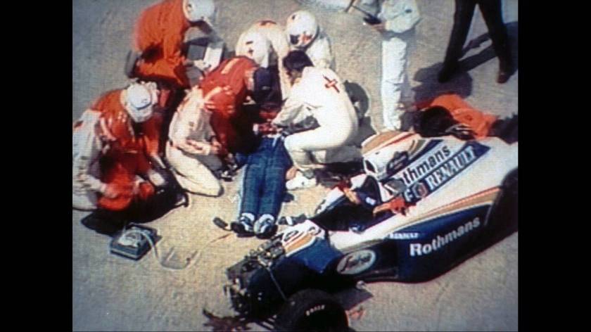 1994, Ίμολα. 
Τα συνεργεία διάσωσης προσπαθούν μάταια να δώσουν τις πρώτες βοήθειες στον Άιρτον Σένα, το αυτοκίνητο του οποίου μόλις έχει χτυπήσει στον τοίχο του σιρκουί. Λίγο αργότερα διαπιστώθηκε ο θάνατός του.