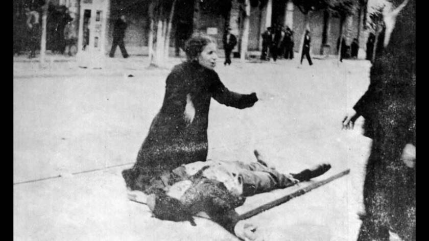 1936, Θεσσαλονίκη. 
Δώδεκα νεκροί και πάνω από 280 τραυματίες είναι ο απολογισμός της αιματηρής καταστολής από τη Χωροφυλακή της μεγάλης διαδήλωσης των απεργών καπνεργατών στη Θεσσαλονίκη.