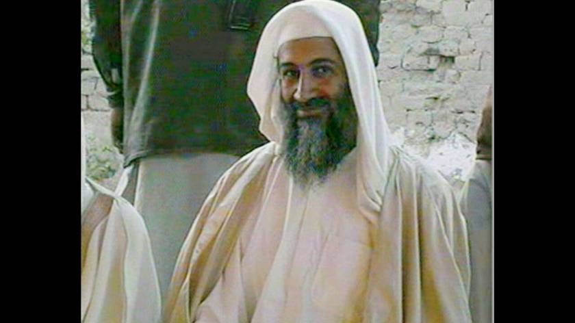 2011. 
Η φωτογραφία αυτή τραβήχτηκε τον Ιανουάριο του 2001 και είναι ο Οσάμα μπιν Λάντεν στο γάμο του γιου του. Την 1η Μαΐου του 2011 ανακοινώθηκε ότι ο μπιν Λάντεν είναι νεκρός και οι Αμερικάνοι έχουν το πτώμα του.