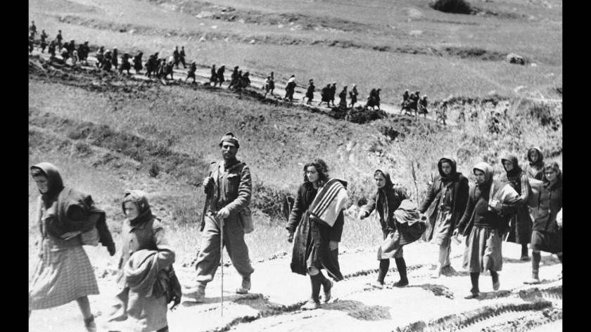 1948, όρος Γκιώνα. 
Ελληνίδες αντάρτισσες που περικυκλώθηκαν από τις κυβερνητικές δυνάμεις, οδηγούνται για ανάκριση. Στην εαρινή αυτή επίθεση στην Κεντρική Ελλάδα, ο Ελληνικός στρατός διατείνεται ότι προκάλεσε πάνω από 1.000 απώλειες στις δυνάμεις των αν