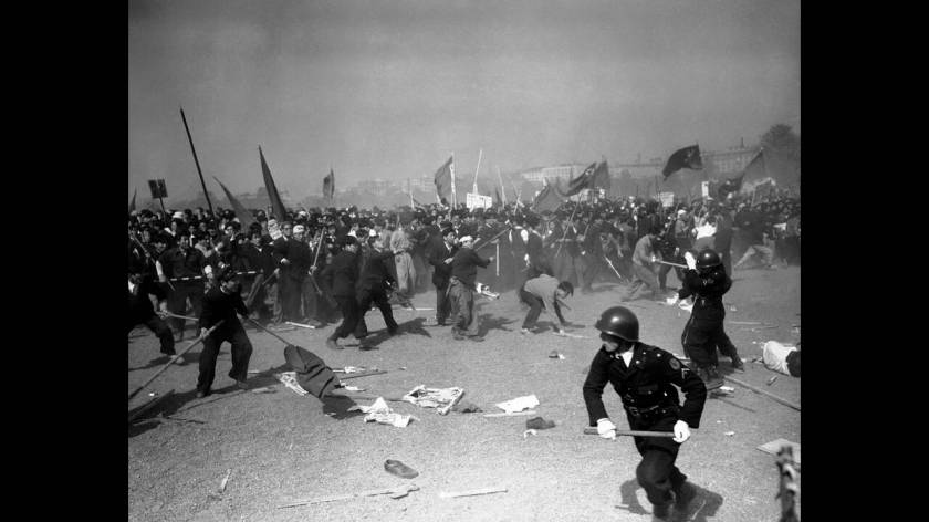 1952, Τόκιο. 
Διαδηλωτές πετούν πέτρες στις δυνάμεις της αστυνομίας, κατά τη διάρκεια επεισοδίων που ξέσπασαν στους εορτασμούς της Εργατικής Πρωτομαγιάς.