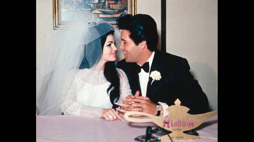 1967, Λας Βέγκας. 
Ο τραγουδιστής Έλβις Πρίσλεϊ και η Πρισίλα Μπολιέ στο ξενοδοχείο Αλαντίν, στο Λας Βέγκας, λίγο μετά το γάμο τους.