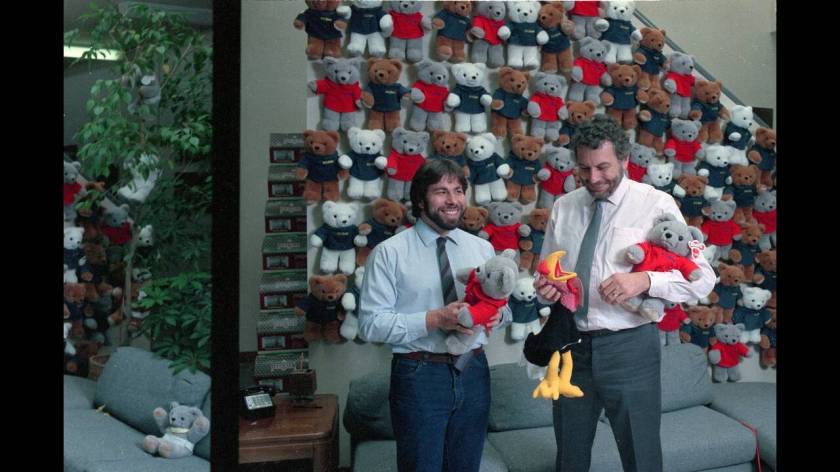 1986, Καλιφόρνια. 
Αριστερά, ο Στιβ Βόσνιακ, συνιδρυτής της Apple και δημιουργός του πρώτου υπολογιστή της εταιρείας. Δεξιά, ο Νόλαν Μπουσνέλ, ιδρυτής της εταιρείας Atari Inc. Οι δύο τους αποφάσισαν να ενώσουν τις δυνάμεις και τις ικανότητές τους, για τη