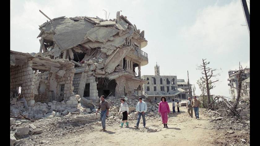 1990, Βηρυτός. 
μετά από τρεις μήνες συγκρούσεων, ανάμεσα στις κυβερνητικές δυνάμεις και τους αντάρτες του Στρατηγού Αούν, η Βηρυτός είναι γεμάτη ερείπια και περισσότεροι από 900 άνθρωποι έχουν χάσει τη ζωή τους.