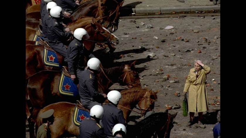 1993, Μόσχα. 
Μια ηλικιωμένη γυναίκα στέκεται αποσβολωμένη καθώς απέναντί της βρίσκονται έφιπποι αστυνομικοί. Στη διάρκεια των διαδηλώσεων, φιλο-κομμουνιστές άρχισαν να πετούν πέτρες στην αστυνομία, όταν τους απαγορεύθηκε να κάνουν πορεία προς την Κόκκιν