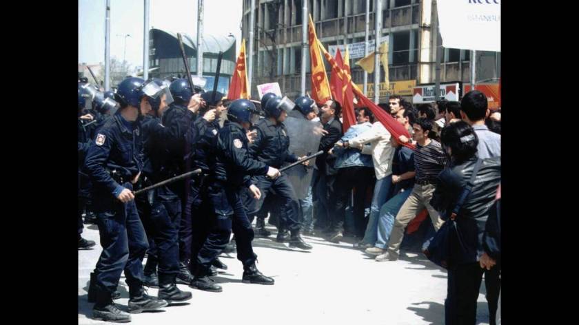 1977, Κωνσταντινούπολη. Κατά τη διάρκεια της διαδήλωσης για την εργατική Πρωτομαγιά, άγνωστοι ανοίγουν πυρ εναντίον του πλήθους, με συνέπεια να σκοτωθούν 37 άτομα. Το 1996, πάλι κατά τη διάρκεια της διαδήλωσης της Πρωτομαγιάς (απ' όπου και η φωτογραφία) α