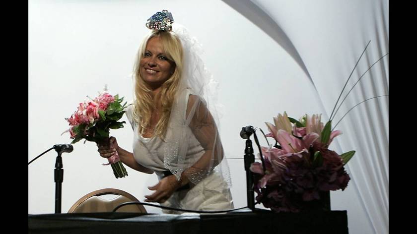 Πάμελα Άντερσον και Ρικ Σάλομον: Το φωτομοντέλο, ηθοποιός Πάμελα Άντερσον παντρεύτηκε τον επαγγελματία παίκτη του πόκερ Ρικ Σάλομον στο ξενοδοχείο Mirage του Λας Βέγκας τον Οκτώβριο του 2007. Δύο μήνες αργότερα κατέθεσε αίτηση διαζυγίου και ο γάμος ακυρώθ