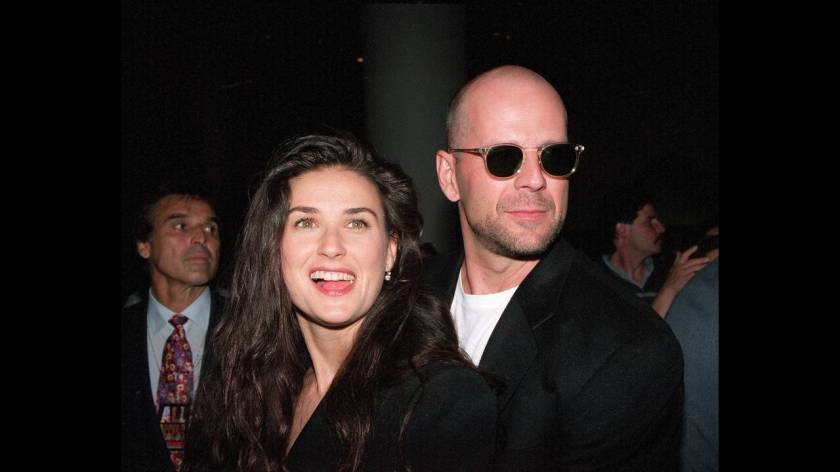 Μπρους Γουίλις και Ντέμι Μουρ: Οι ηθοποιοί Μπρους Γουίλις και Ντέμι Μουρ είχαν σχέση τριών μηνών προτού παντρευτούν στο Λας Βέγκας. Η γρήγορη γαμήλια τελετή εξελίχθηκε σε γάμο που διήρκεσε 13 χρόνια. Απέκτησαν τρεις κόρες και χώρισαν το 2000.