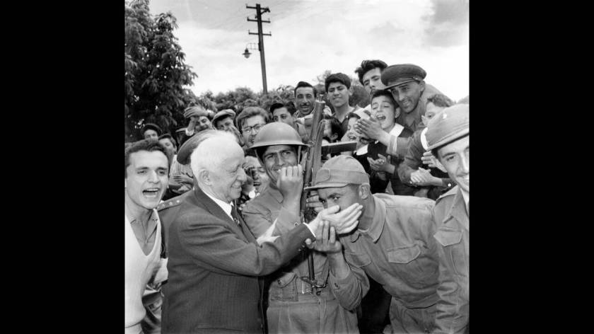 1960, Άγκυρα.
Ένας στρατιώτης φιλάει το χέρι του 75χρονου πρώην Προέδρου της Τουρκίας Ισμέτ Ινονού, λίγο μετά το στρατιωτικό πραξικόπημα. Πλήθος κόσμου είναι συγκεντρωμένο έξω από το σπίτι του Τούρκου ηγέτη, προκειμένου να του εκδηλώσει τη συμπαράστασή