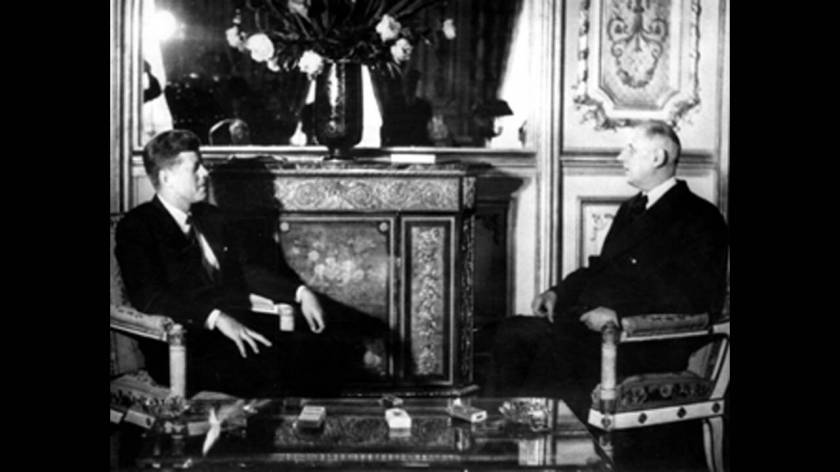 1961, Παρίσι.
Ο Αμερικανός Πρόεδρος Τζ. Φ. Κένεντι και ο Γάλλος πρόεδρος Ζαρλ ντε Γκολ, συζητούν μετά από ένα επίσημο γεύμα στο Μέγαρο των Ηλυσίων, στο Παρίσι. Ο Κένεντι βρίσκεται στη Γαλλία σε επίσημη επίσκεψη.