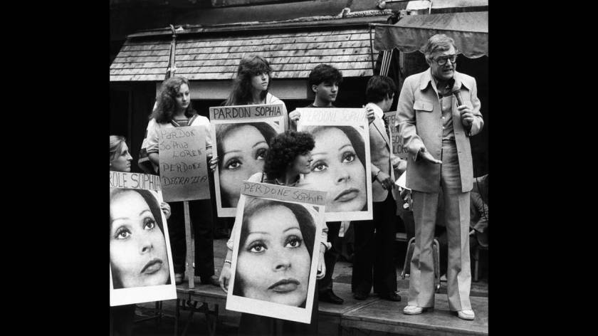 1982, Νέα Υόρκη.
Θαυμαστές της, διοργανώνουν μια μίνι διαδήλωση για την απελευθέρωση της Ιταλίδας Σταρ Σοφία Λόρεν από τις ιταλικές φυλακές στις οποίες κρατείται για φοροδιαφυγή.