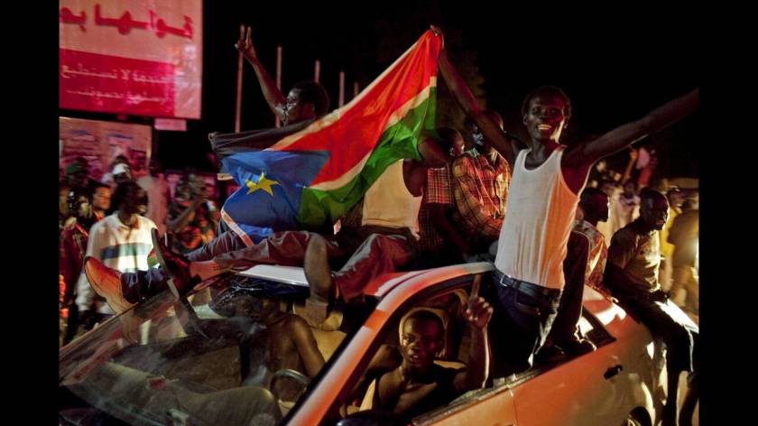 2011, Νότιο Σουδάν. Κάτοικοι του Νοτίου Σουδάν πανηγυρίζουν την ανεξαρτησία της χώρας. Το Νότιο Σουδάν έγινε η νεότερη χώρα του κόσμου μετά από δύο εμφυλίους πολέμους και πέντε δεκαετίες που κόστισαν τις ζωές εκατομμυρίων ανθρώπων.