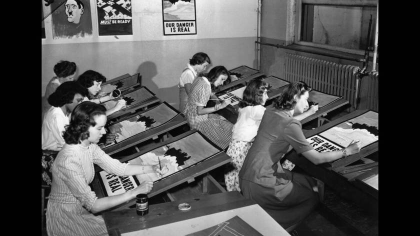 1942, Νέα Υόρκη. Φοιτήτριες της σχολής Καλών Τεχνών αντιγράφουν πόστερ προπαγάνδας για το Β’ Παγκόσμιο Πόλεμο. Το πρωτότυπο είναι κρεμασμένο στον τοίχο.