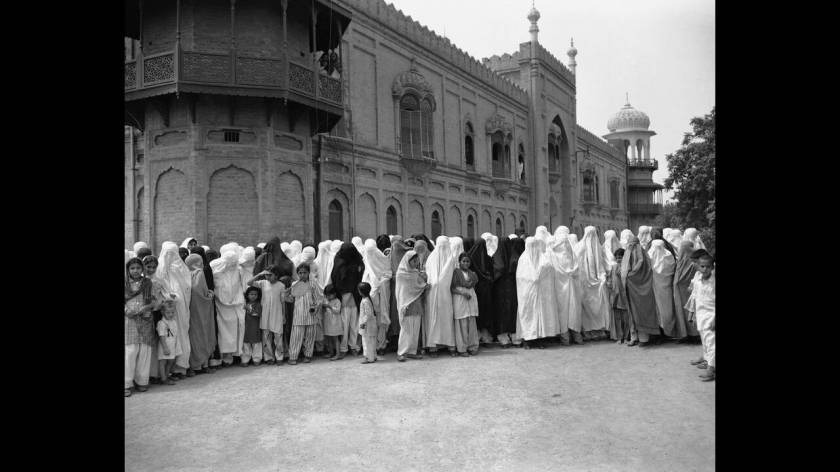 1947, Πεσαβάρ. Γυναίκες που φορούν μπούργκα περιμένουν τη σειρά τους για να ψηφίσουν σε ένα σχολείο της Πεσαβάρ, λαμβάνοντας μέρος σε δημοψήφισμα στο Πακιστάν.
