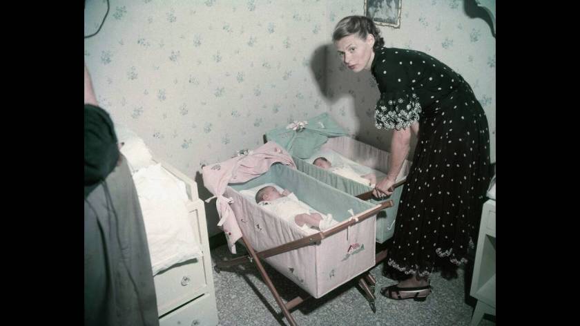 1952, Ρώμη. Η ηθοποιός Ίνγκριντ Μπέργκμαν πάνω από τα κρεβάτια των δίδυμων παιδιών της, στη βίλα του Ροσελίνι στη Σάντα Μαρινέλα, περίπου 50 χιλιόμετρα από τη Ρώμη.