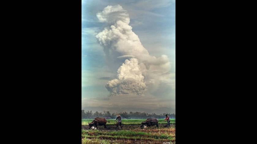 1991, όρος Πινατούμπο. Φιλιππινέζοι αγρότες  στα ορυζοχώραφα στο Σαν Φερνάντο στις Φιλιππίνες συνεχίζουν να εργάζονται, όσο το ηφαίστειο Πινατούμπο βγάζει καπνούς και στάχτη.