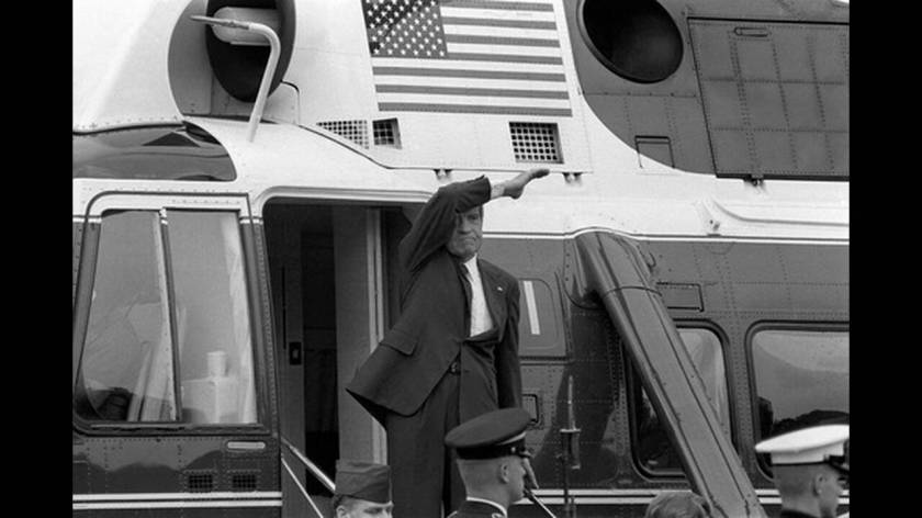 1974, Ουάσινγκτον. Την ημέρα της παραίτησής του, ο Ρίτσαρντ Νίξον χαιρετά, καθώς φεύγει από το Λευκό Οίκο. Το σκάνδαλο Γουότεργκέιτ ήταν αυτό που οδήγησε στην πρώτη παραίτηση Αμερικανού Προέδρου στην ιστορία.