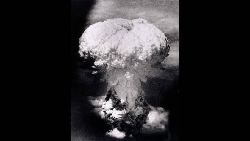 1945, πάνω από το Ναγκασάκι. Η φωτογραφία τραβήχτηκε από ένα αμερικανικό αεροπλάνο λίγα λεπτά μετά την ατομική έκρηξη στο Ναγκασάκι. Η βόμβα σκότωσε αμέσως πάνω από 70.000 ανθρώπους, ενώ πολλοί ακόμα πέθαναν αργότερα ως αποτέλεσμα της έκθεσής τους στη ραδ