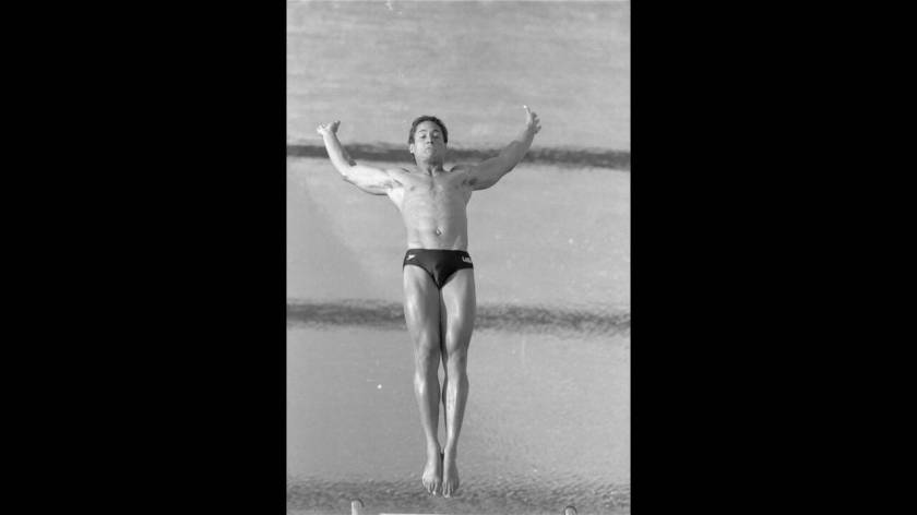 1984, Λος Άντζελες. Ο Γκρεγκ Λουγκάνις στους τελικούς των καταδύσεων ανδρών στους Ολυμπιακους Αγώνες του Λος Άντζελες, όπου είναι φαβορί για το χρυσό μετάλλιο.