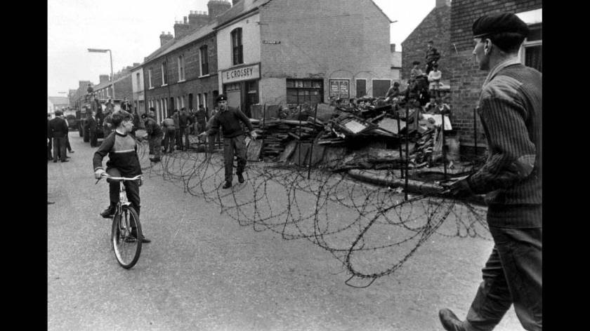 1969, Μπέλφαστ. Βρετανοί στρατιώτες σηκώνουν φράχτες από συρματόπλεγμα ανάμεσα στις συνοικίες των Καθολικών και των Προτεσταντών, στο Μπέλφαστ.