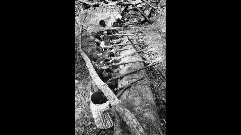 1961, Β. Αγκόλα. Καλυμμένοι πίσω από ένα ανάχωμα, αντάρτες εκπαιδεύονται στη ζούγκλα της Αγκόλα.