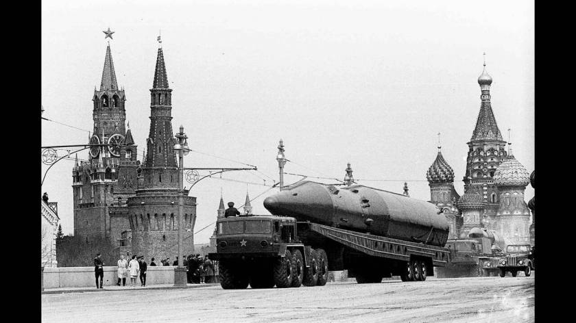 1965, Μόσχα. Ένας διηπειρωτικός βαλλιστικός πύραυλος "παρελαύνει" στην Κόκκινη Πλατεία της Μόσχας.