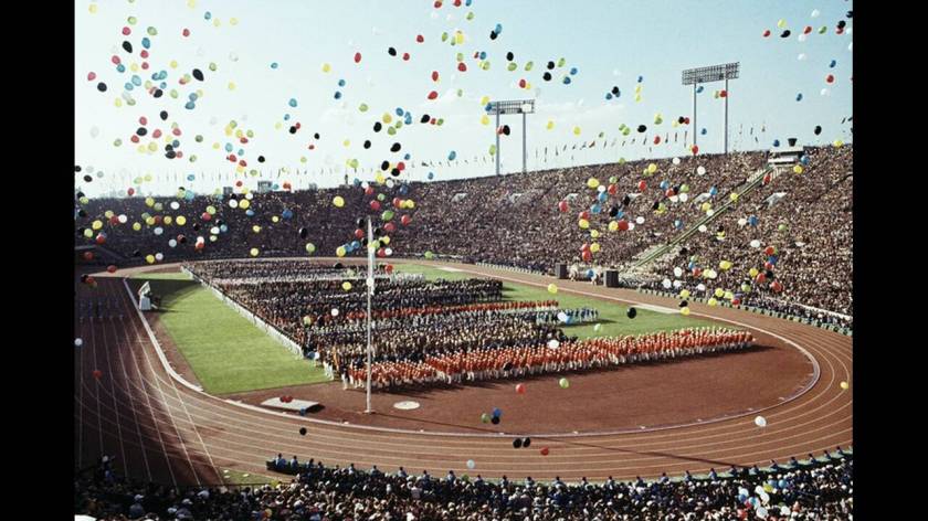 1964, Τόκιο. Η τελετή έναρξης των θερινών Ολυμπιακών Αγώνων του Τόκιο, στην Ιαπωνία.