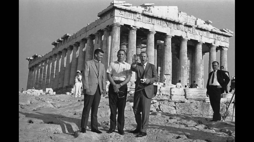 1970, Αθήνα. Οι τρεις αστροναύτες του Apollo 13 έχουν ένα λόγο παραπάνω να χαμογελούν μπροστά από την Ακρόπολη. Βρίσκονται στη χώρα του θεού Απόλλωνα, από τον οποίο πήρε το όνομά του το διαστημόπλοιό τους. Ο Τζέιμς Λοβέλ, ο Τζον Σουίγκερτ και ο Φρεντ Χάισ