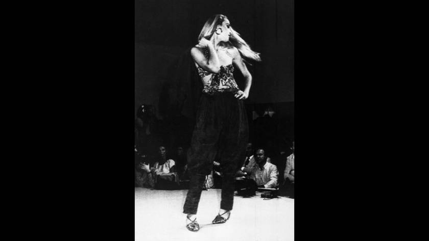 1980, Μιλάνο. Το κορυφαίο μοντέλο της Αμερικής, Τζέρι Χολ, σε επίδειξη μόδας του Τζιάνι Βερσάτσε.