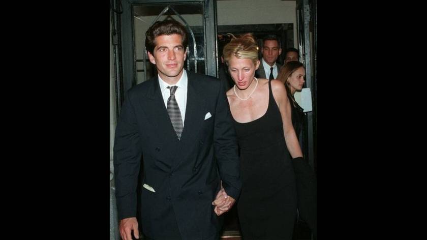 1996, Νέα Υόρκη. Ο Τζον Φ. Κένεντι τζούνιορ με τη σύζυγό του Καρολίν Κένεντι, βγαίνουν πιασμένοι χέρι χέρι από μια οικογενειακή συγκέντρωση.