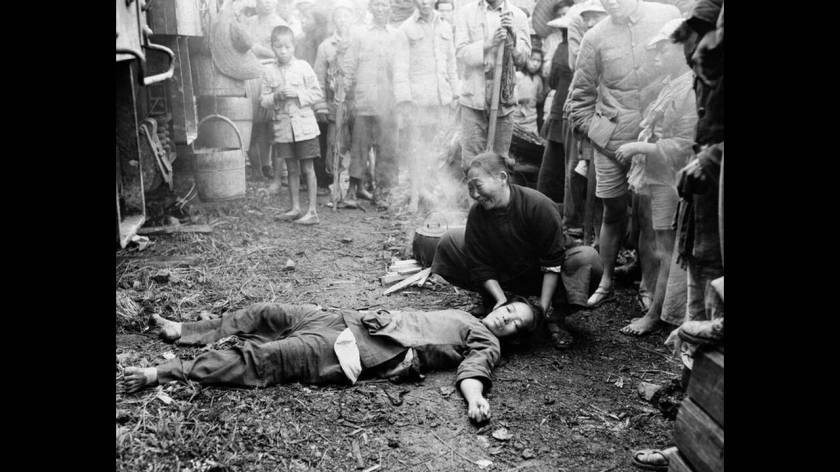 1944, Κίνα. Μια μητέρα κλαίει πάνω από το παιδί της που έπεσε από το τραίνο, το οποίο μεταφέρει πρόσφυγες. Πολλοί Κινέζοι πεθαίνουν πέφτοντας από τα κατάμεστα τραίνα, προσπαθώντας να βρουν ασφαλές καταφύγιο σε κάποια άλλη περιοχή της χώρας.