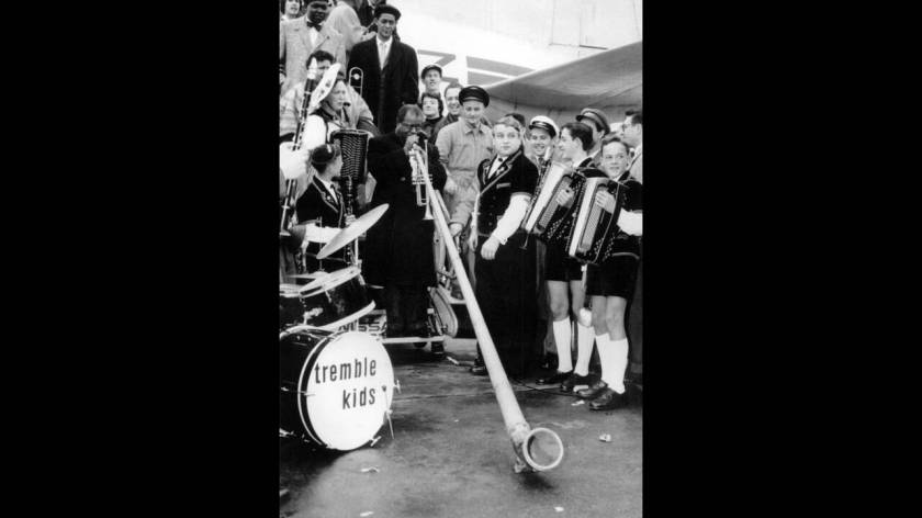 1955, Ελβετία. Ο Αμερικανός τζαζίστας Λούις Άρμστρονγκ αφήνει για λίγο στην άκρη την τρομπέτα του και παίζει άλπχορν όπως κατεβαίνει από το αεροπλάνο στην Ελβετία, στο Κλότεν.