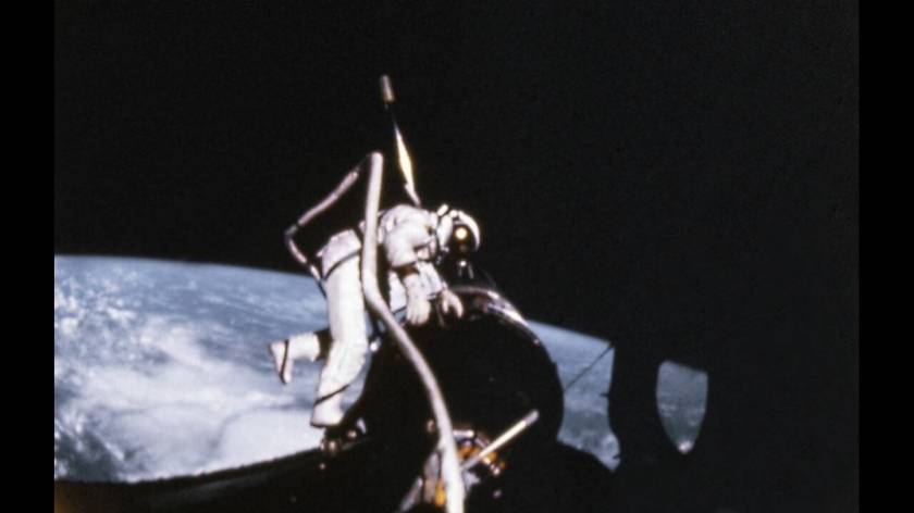 1966, Διάστημα. Ο Έντουιν Όλντριν σε διαστημικό περίπατο στην αποστολή Gemini 12.