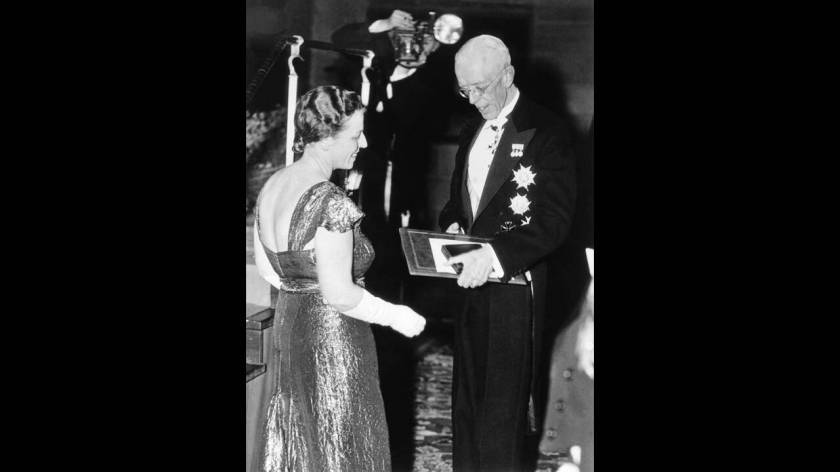 1938, Στοκχόλμη. Η Αμερικανίδα συγγραφέας Περλ Μπακ παραλαμβάνει από το βασιλιά της Σουηδίας το βραβείο Νόμπελ Λογοτεχνίας για το 1938.