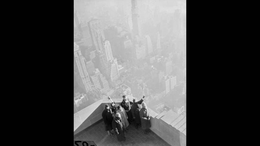 1941, Νέα Υόρκη. Αμερικανοί εθελοντές, στην οροφή του Empire State Building, παρακολουθουν τον ουρανό για εχθρικά βομβαρδιστικά.