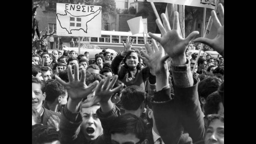 1964
Έλληνες -κυρίως φοιτητές- διαδηλώνουν έξω από την Αμερικανική Πρεσβεία στην Αθήνα για το θέμα της Κύπρου. Οι διαδηλωτές έκαψαν ένα ομοίωμα του Προέδρου των ΗΠΑ Λίντον Τζόνσον έξω από την Πρεσβεία. Διακρίνεται μια ταμπέλα που γράφει "Ένωση", αναφερόμ