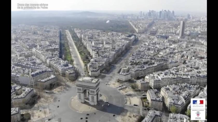 Άδειες οι λεωφόροι που οδηγούν στην Αψίδα του Θριάμβου