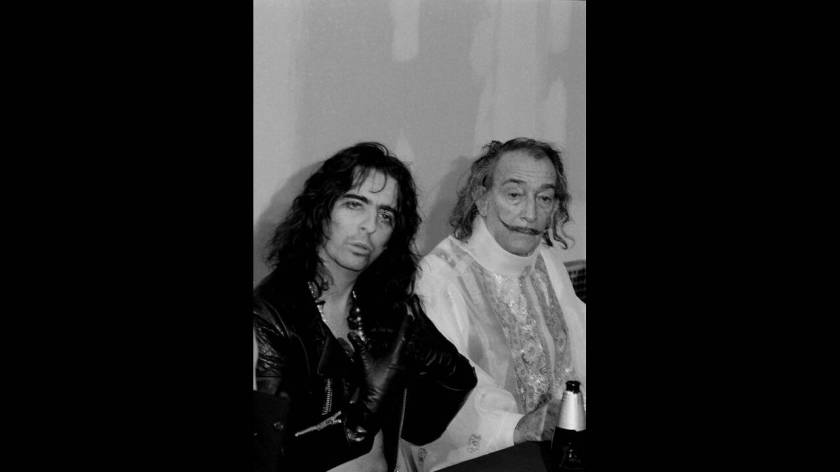 1973
Ο Σαλβαδόρ Νταλί και ο ροκ σταρ Άλις Κούπερ σε συνέντευξη Τύπου στη Νέα Υόρκη, συζητούν τα ολογράμματα του Νταλί που εκτίθενται στην πόλη. Τα ολογράμματα είναι τρισδιάστατες απεικονίσεις. Ο Νταλί συμπεριέλαβε στην έκθεση και μια φωτογραφία του Κούπε