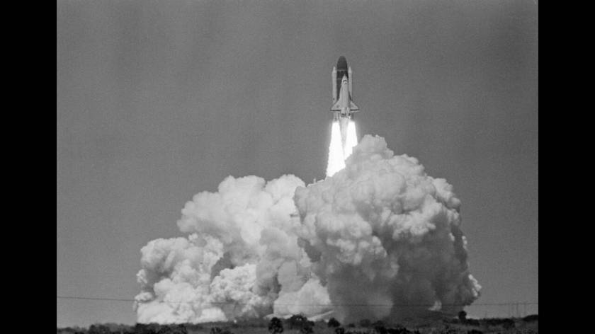 1983
Το διαστημικό λεωφορείο Τσάλεντζερ φεύγει από το Διαστημικό Κέντρο Κένεντι μέσα σε ένα σύννεφο καπνού. Είναι το πρώτο του ταξίδι στο διάστημα.