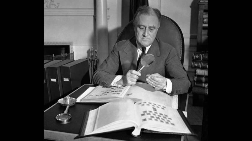 1936, Ουάσινγκτον. 
Ο Αμερικανός Πρόεδρος Φρανκλίνος Ρουσβελτ τακτοποιεί την τεράστια συλλογή του από γραμματόσημα.