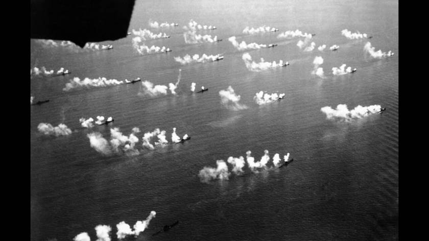 1938, Κόλπος της Νάπολης. 
Ενενήντα ιταλικά υποβρύχια αναδύονται ταυτόχρονα, παίρνοντας μέρος σε επίδειξη την οποία παρακολουθούν ο Μπενίτο Μουσολίνι και ο Αδόλφος Χίτλερ.