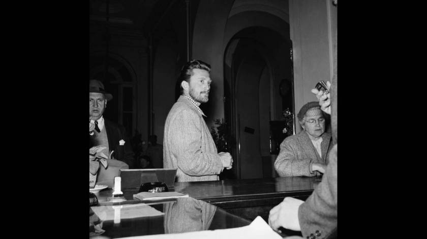 1953, Κάπρι. 
Ο Αμερικανός ηθοποιός Κερκ Ντάγκλας κάνει διακοπές στο Κάπρι της Ιταλίας, περιμένοντας να ξεκινήσουν τα γυρίσματα τηq ταινίας "Οδύσσεια" στην οποία θα έχει το ρόλο του Οδυσσέα.