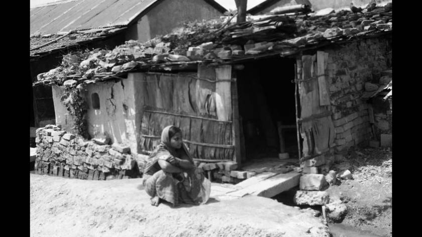 1981, Καλκούτα. 
Μια τυπική σκηνή στις παραγκουπόλεις της Καλκούτας, στην Ινδία, όπου εκατομμύρια άνθρωποι ζουν σε συνθήκες απόλυτης ένδειας.