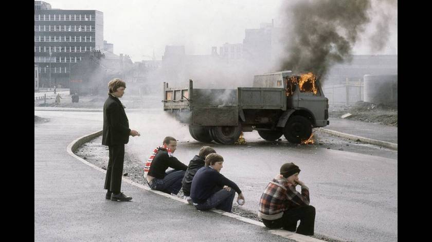 1981, Μπελφάστ. 
Η βία έχει ξεσπάσει και πάλι στη Β. Ιρλανδία, μετά το θάνατο του Μπόμπι Σαντς, ο οποίος έκανε απεργία πείνας στη φυλακή.