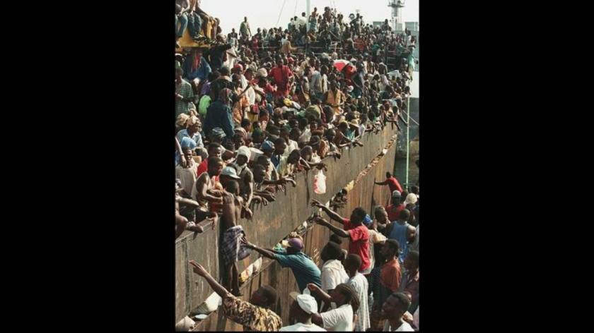 1996, Λιβερία. 
Πρόσφυγες από τη Λιβερία προσπαθούν απεγνωσμένα να ανέβουν σε ένα πλοιάριο το οποίο θα τους μεταφέρει μακριά από την πρωτεύουσα της χώρας, Μονρόβια, στην οποία διεξάγονται σφοδρές μάχες ανάμεσα στους αντάρτες και τα φιλοκυβερνητικά στρατε