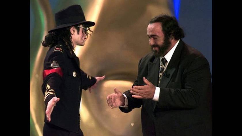 1997, Μιλάνο. 
Ο Μάικλ Τζάκσον και ο Λουτσιάνο Παβαρότι στη σκηνή του Εθνικού Θεάτρου του Μιλάνου, στην παρουσίαση των βραβείων "Telegatti".