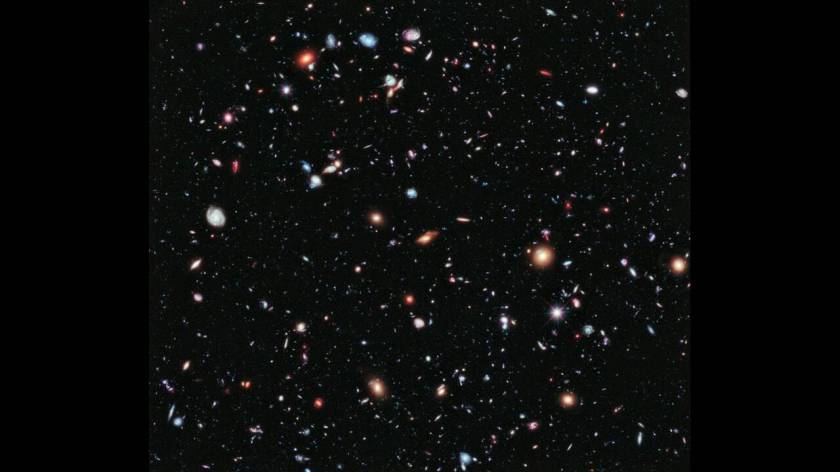 25 Σεπτεμβρίου 2012: Το «Ακραίο Βαθύ Πεδίο» του Hubble - Συλλέγοντας αχνό φως για πολλές ώρες παρατήρησης, το τηλεσκόπιο Hubble αποκάλυψε χιλιάδες γαλαξίες, καθιστώντας αυτή τη φωτογραφία ως τη βαθύτερη εικόνα του σύμπαντος που είχε ληφθεί μέχρι τότε.