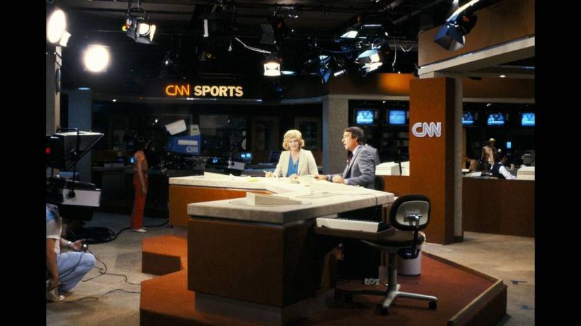 Ο Ντέιβ Γουόλκερ και η Λόις Χαρτ, σύζυγοι και συνεργάτες, είναι οι πρώτοι παρουσιαστές που εμφανίστηκαν στον αέρα του CNN την 1η Ιουνίου, 1980. Έκτοτε, το δίκτυο δεν έπαψε ποτέ να εκπέμπει.